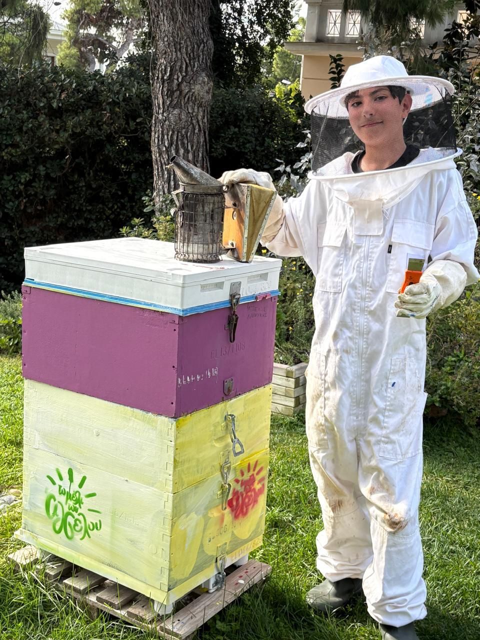 Με στολή στο μελισσοκομείο